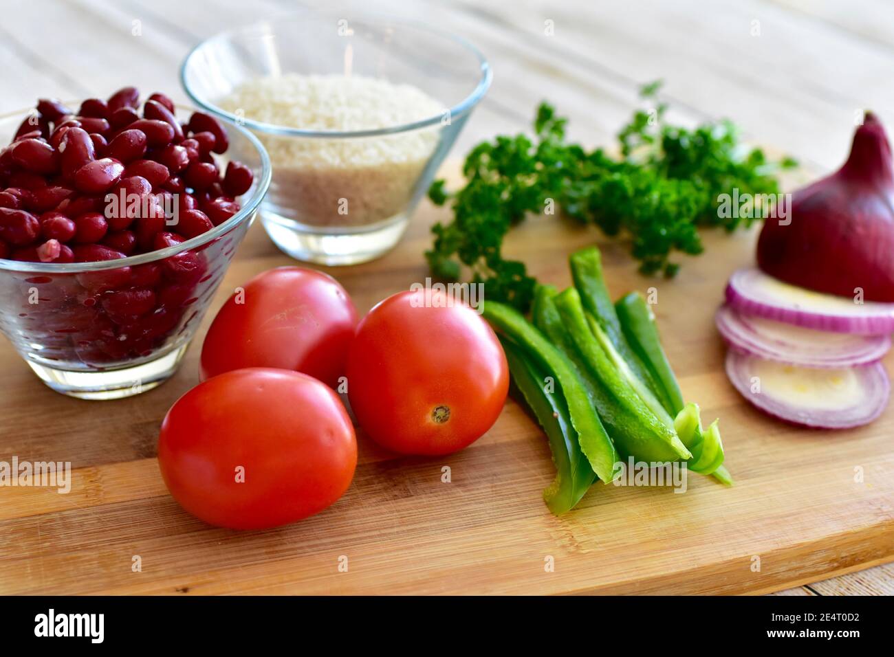 Frische vegetarische Zutaten bereit für die Zubereitung gesunder herzhafter Wintersuppen, Eintöpfe und Chilis Stockfoto