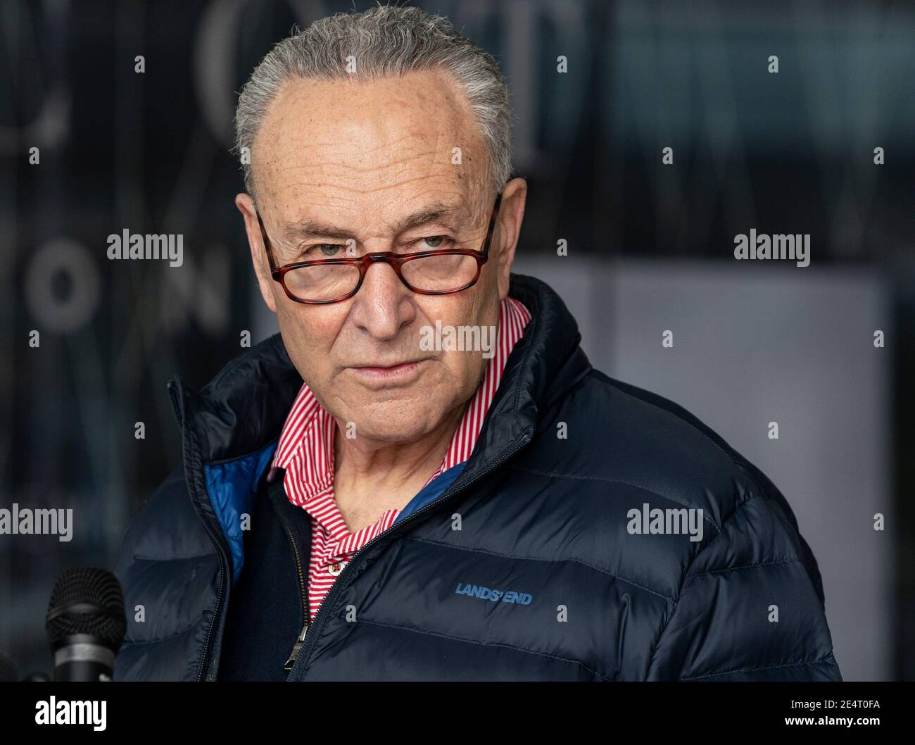 New York, Usa. Januar 2021. US-Senator Charles Schumer kündigte heute einen Plan für die nächsten drei Wochen an, der Kabinettsnominierungen, COVID-Entlastung und Amtsenthebung auf der 875 3rd Avenue in Manhattan betrifft. Senator sagte, dass die Konzentration auf alle drei dieser Bemühungen wird Präsident Biden Kabinett mit seinen wesentlichen Mitarbeitern helfen, zurück COVID-19 schlagen und halten den ehemaligen Präsidenten verantwortlich für die Anstiftung zum Aufstand. Senator versprach faires und schnelles Verfahren für den ehemaligen Präsidenten Donald Trump. (Foto von Lev Radin/Pacific Press) Quelle: Pacific Press Media Production Corp./Alamy Live News Stockfoto