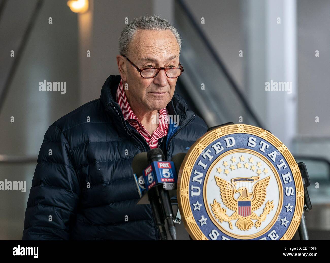 New York, Usa. Januar 2021. US-Senator Charles Schumer kündigte heute einen Plan für die nächsten drei Wochen an, der Kabinettsnominierungen, COVID-Entlastung und Amtsenthebung auf der 875 3rd Avenue in Manhattan betrifft. Senator sagte, dass die Konzentration auf alle drei dieser Bemühungen wird Präsident Biden Kabinett mit seinen wesentlichen Mitarbeitern helfen, zurück COVID-19 schlagen und halten den ehemaligen Präsidenten verantwortlich für die Anstiftung zum Aufstand. Senator versprach faires und schnelles Verfahren für den ehemaligen Präsidenten Donald Trump. (Foto von Lev Radin/Pacific Press) Quelle: Pacific Press Media Production Corp./Alamy Live News Stockfoto