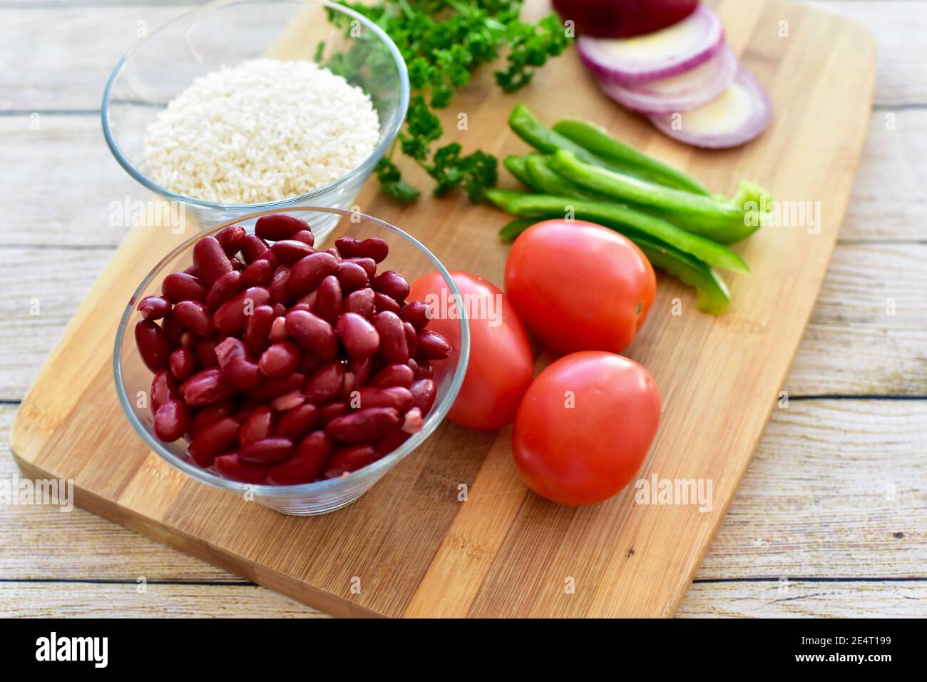 Frische vegetarische Zutaten bereit für die Zubereitung gesunder herzhafter Wintersuppen, Eintöpfe und Chilis Stockfoto