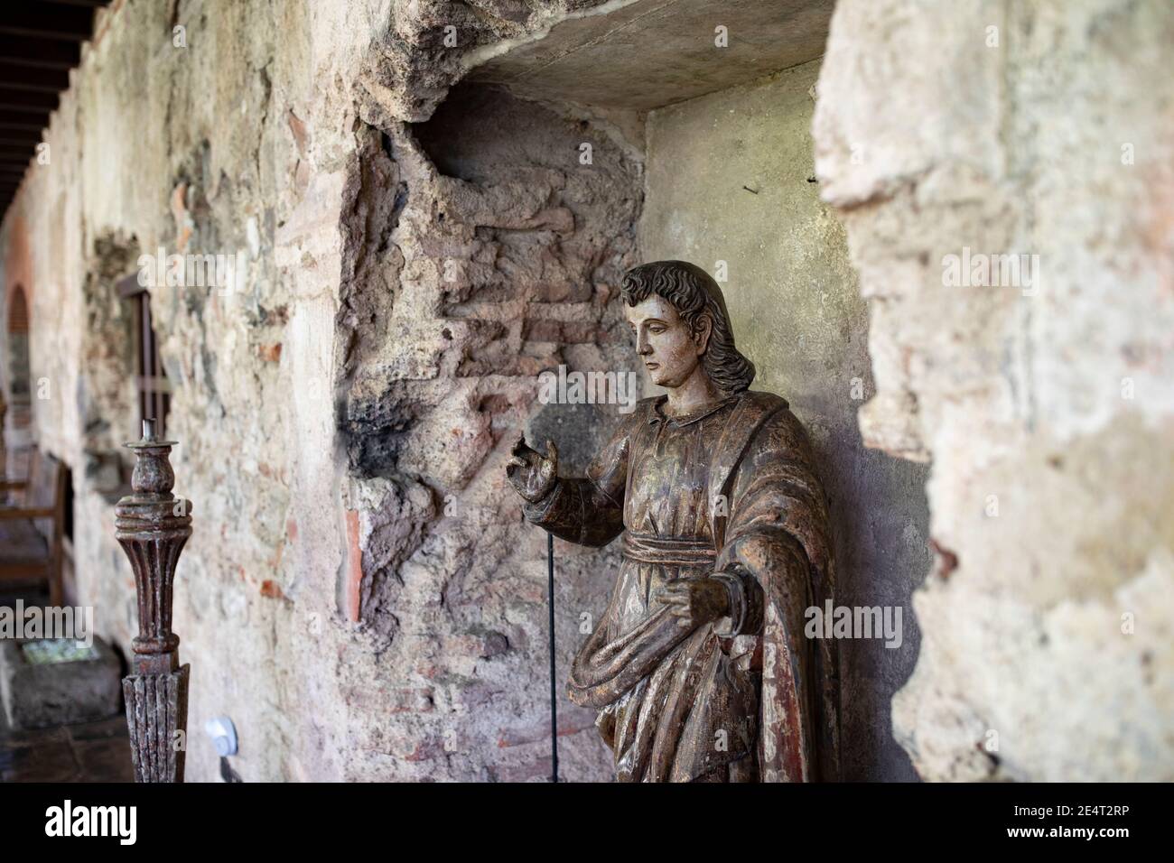Antike religiöse Statue im Convento Santo Domingo Museum in Antigua, Guatemala, Mittelamerika Stockfoto