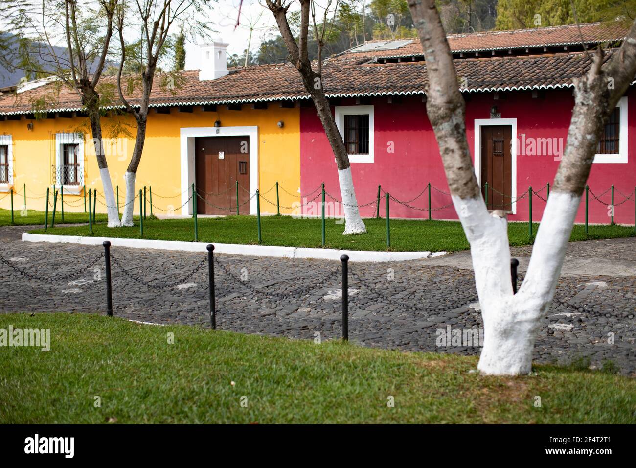 Bunte Häuser auf einer Straße in Antigua, Guatemala, Mittelamerika Stockfoto