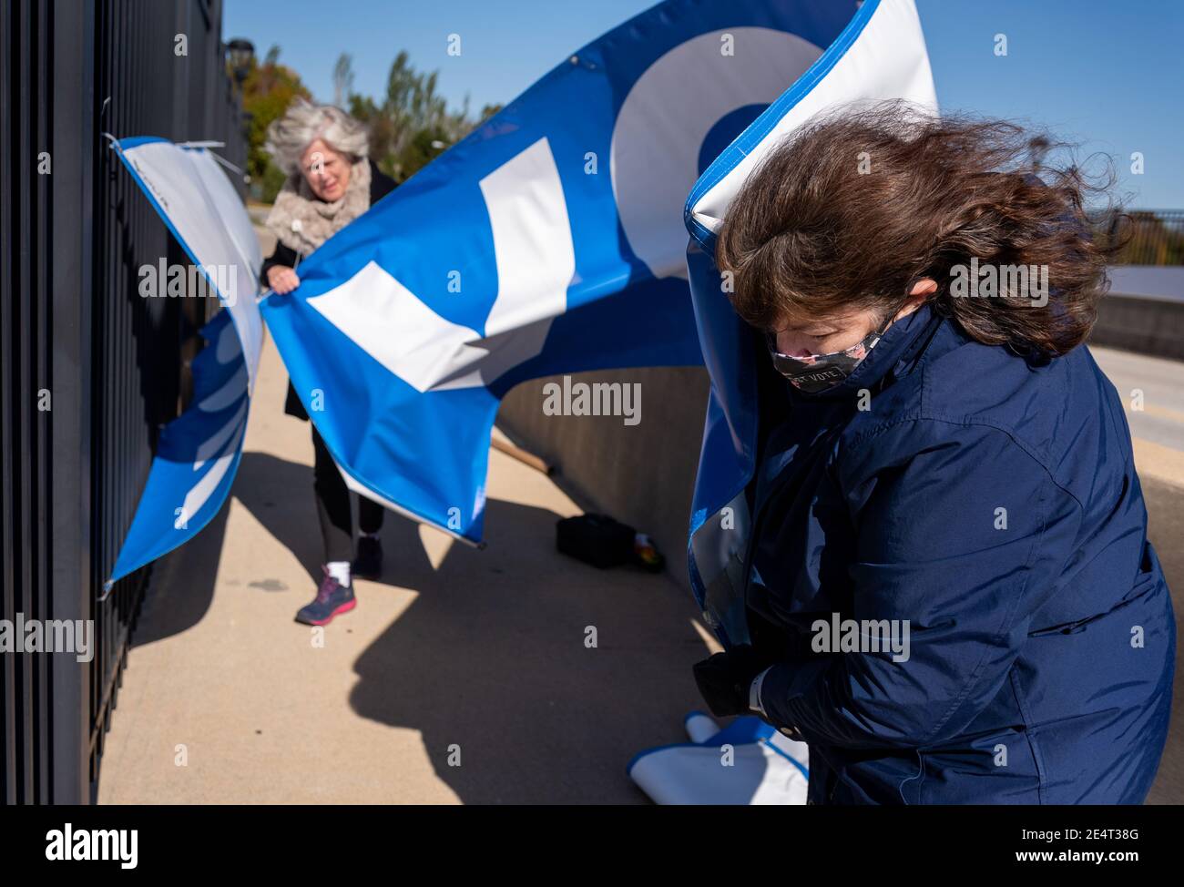 Aktivisten der Missouri-Gruppe Progress Women zeigen Schilder, die amerikanische Wähler ermutigen, an den Präsidentschaftswahlen 2020 teilzunehmen. Stockfoto
