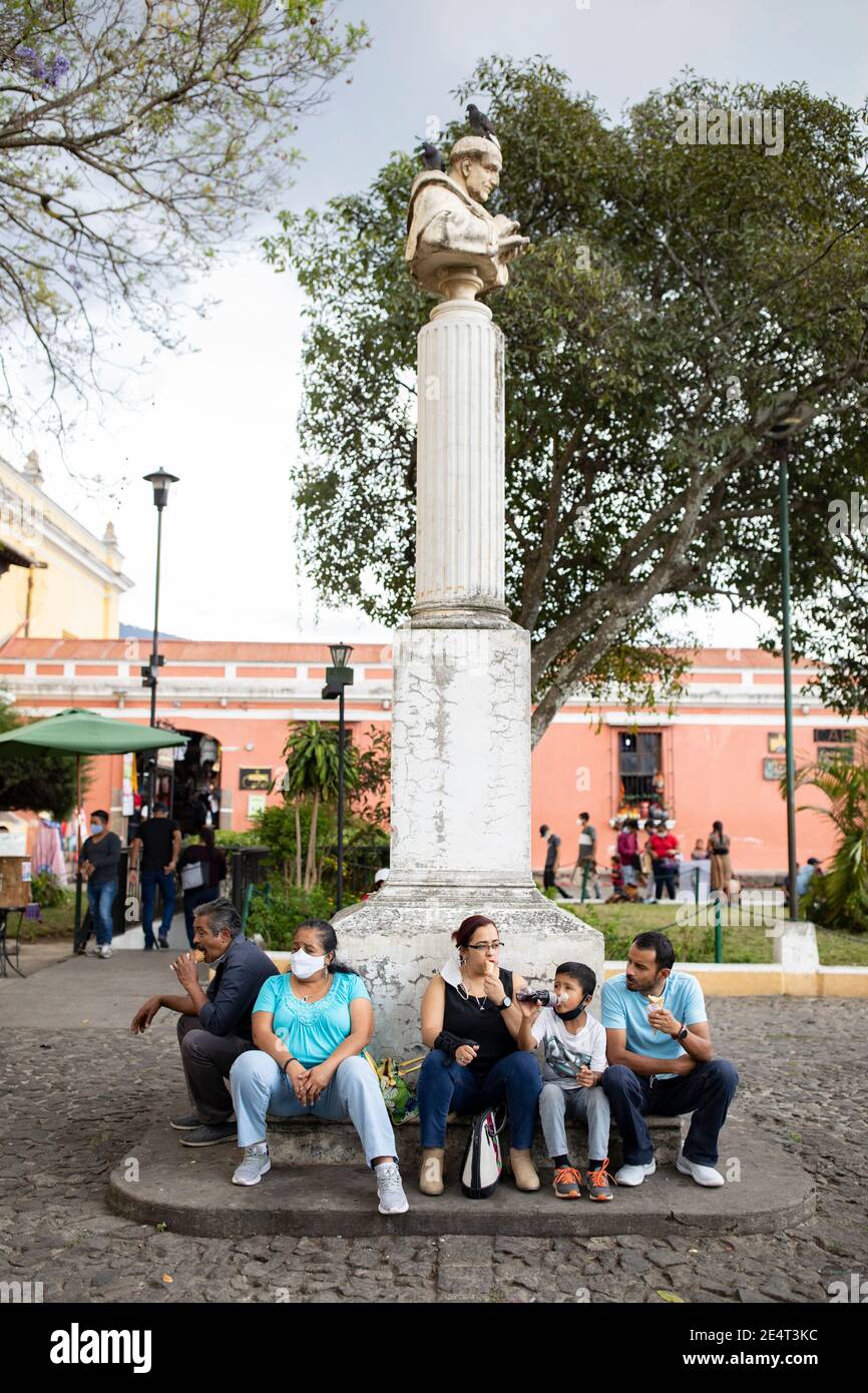 Familie sitzt in einem Park außerhalb Iglesia la Merced in Antigua, Guatemala, Mittelamerika Stockfoto