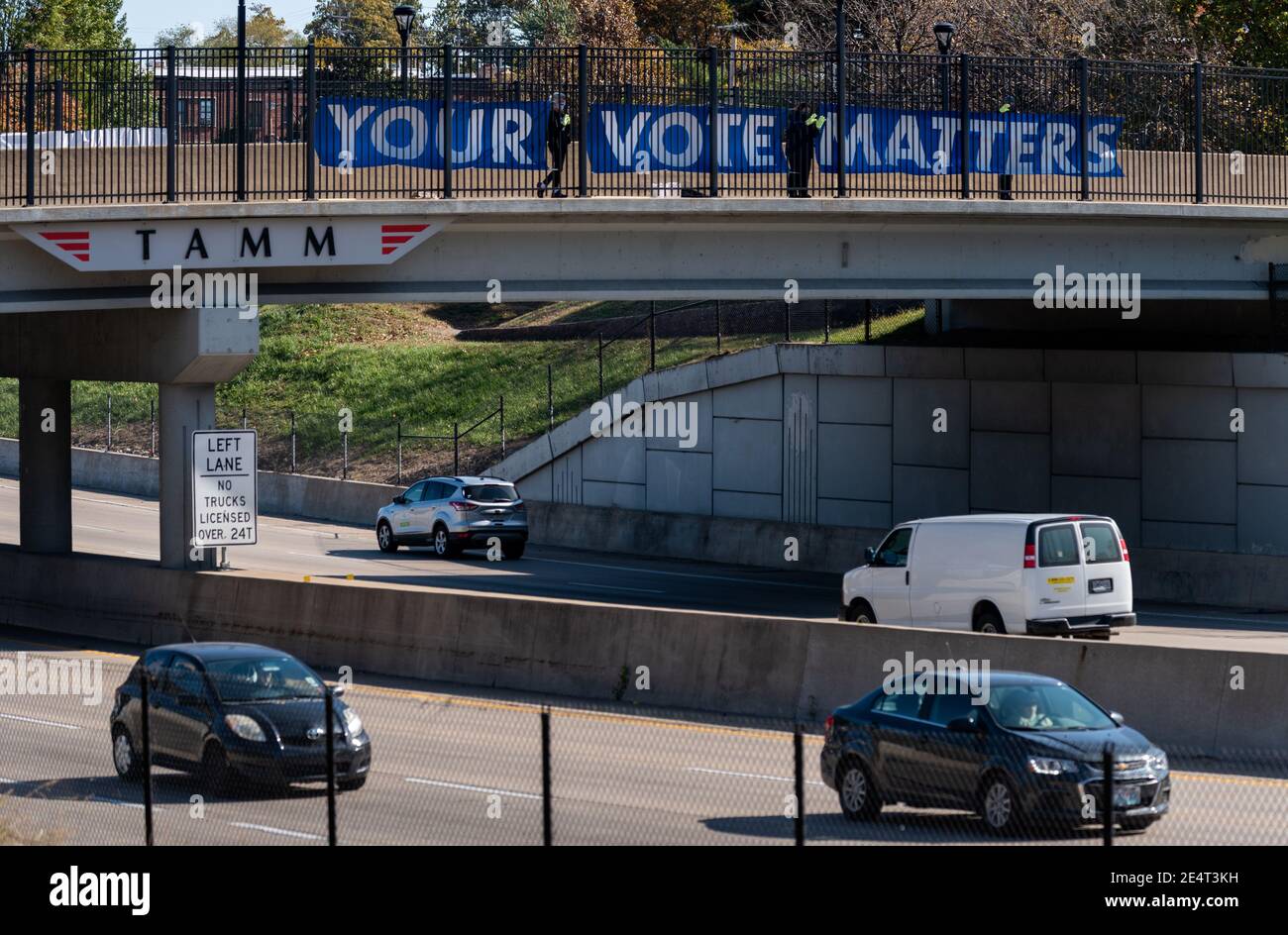 Aktivisten der Missouri-Gruppe Progress Women zeigen Schilder, die amerikanische Wähler ermutigen, an den Präsidentschaftswahlen 2020 teilzunehmen. Stockfoto