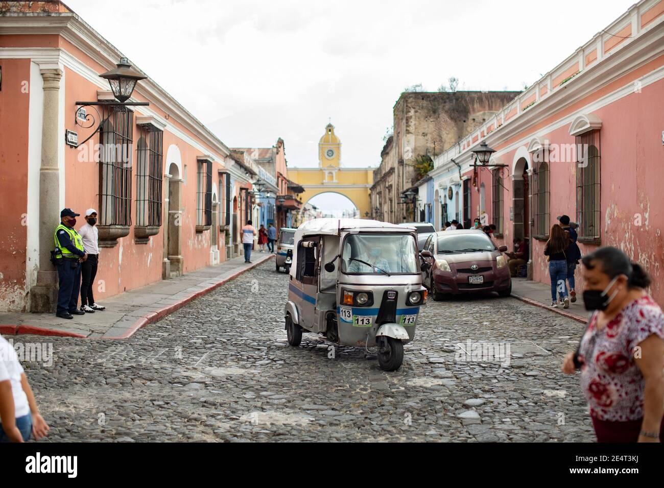 Tuk-Tuk öffentlichen Verkehrsmitteln Fahrzeug durch die Santa Catalina Arch in Antigua, Guatemala, Mittelamerika Stockfoto