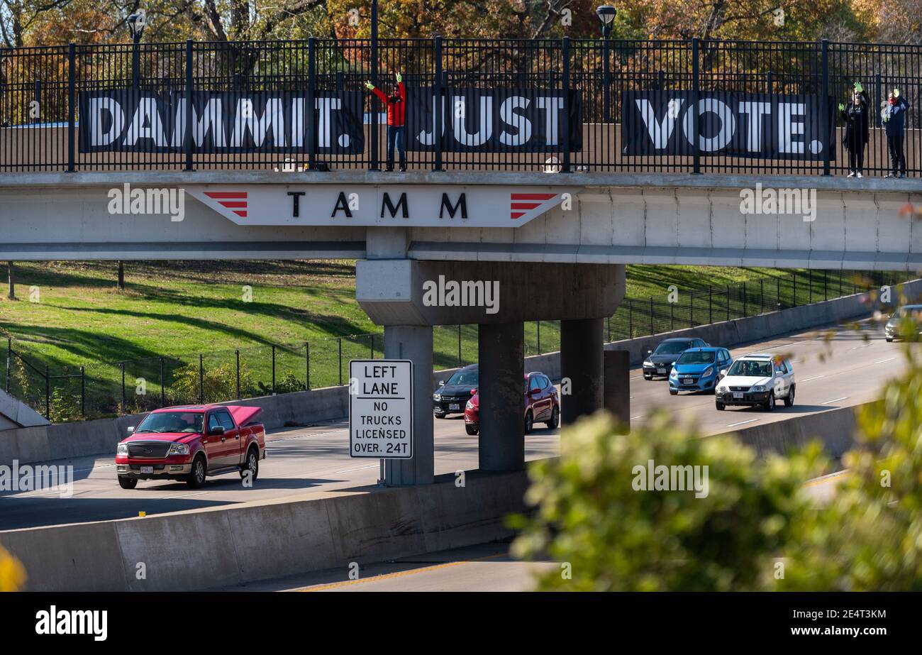 Aktivisten der Missouri-Gruppe Progress Women zeigen Schilder, die amerikanische Wähler ermutigen, an den Präsidentschaftswahlen 2020 teilzunehmen. Stockfoto