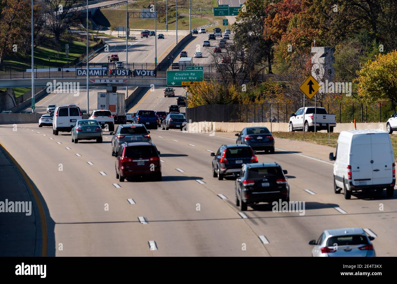 Aktivisten der Missouri-Gruppe Progress Women zeigen Schilder, die amerikanische Wähler ermutigen, an den Präsidentschaftswahlen 2020 teilzunehmen. Stockfoto