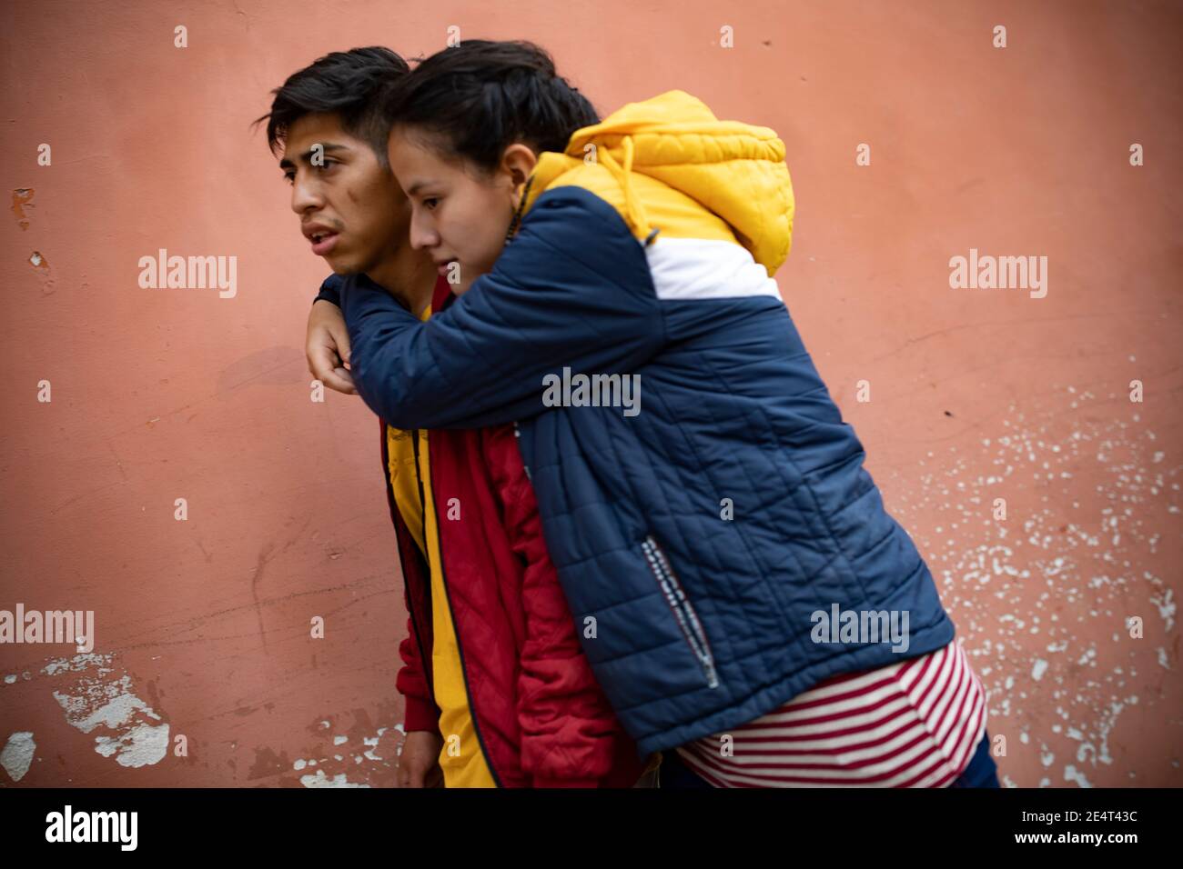 Ein Paar geht die Straße entlang in Antigua, Guatemala, Mittelamerika. Stockfoto