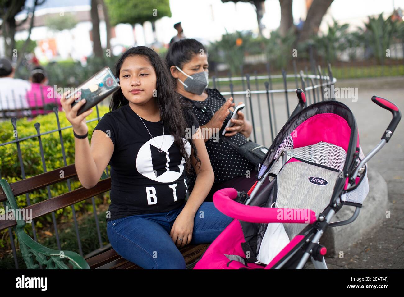 Ein Jugendlicher und ihre Großmutter Antigua, Guatemala, Mittelamerika Stockfoto