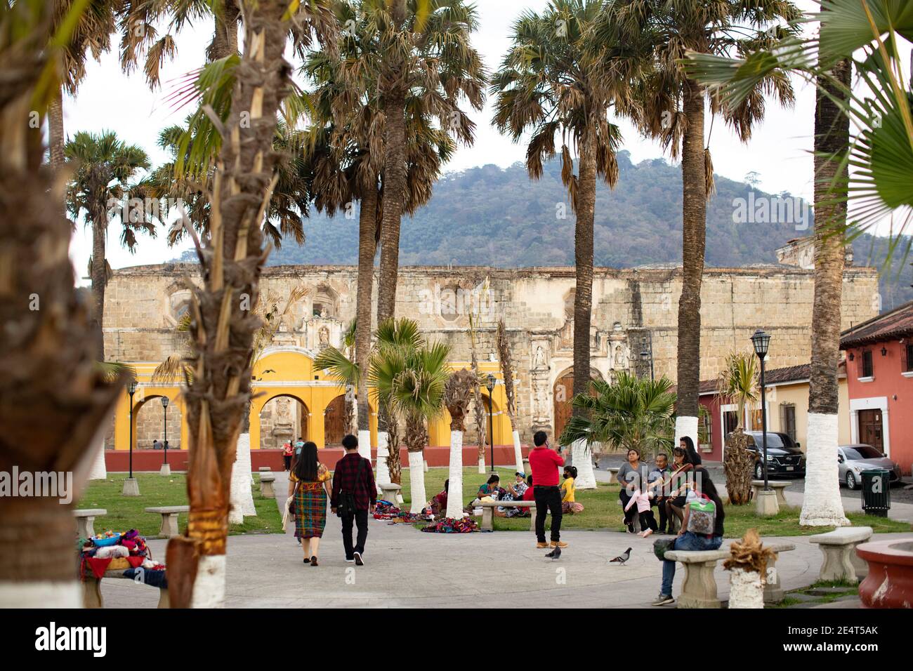 Die Ruinen eines spanischen Kolonialohrenklosters bilden den Hintergrund eines öffentlichen Parks in Antigua, Guatemala, Mittelamerika. Stockfoto