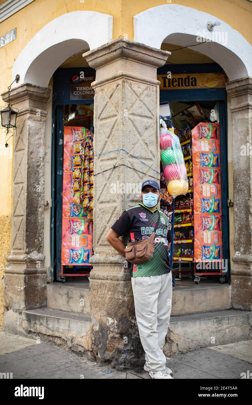 Mann mit Gesichtsmaske auf der Straße in Antigua, Guatemala, Mittelamerika Stockfoto