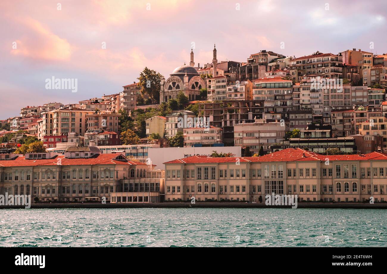 ISTANBUL, TÜRKEI - 09 07 2020: Blick auf das Ufer der Bosporus-Straße mit dem Gebäude der Mimar Sinan Fine Art University und der Cihangir-Moschee Stockfoto