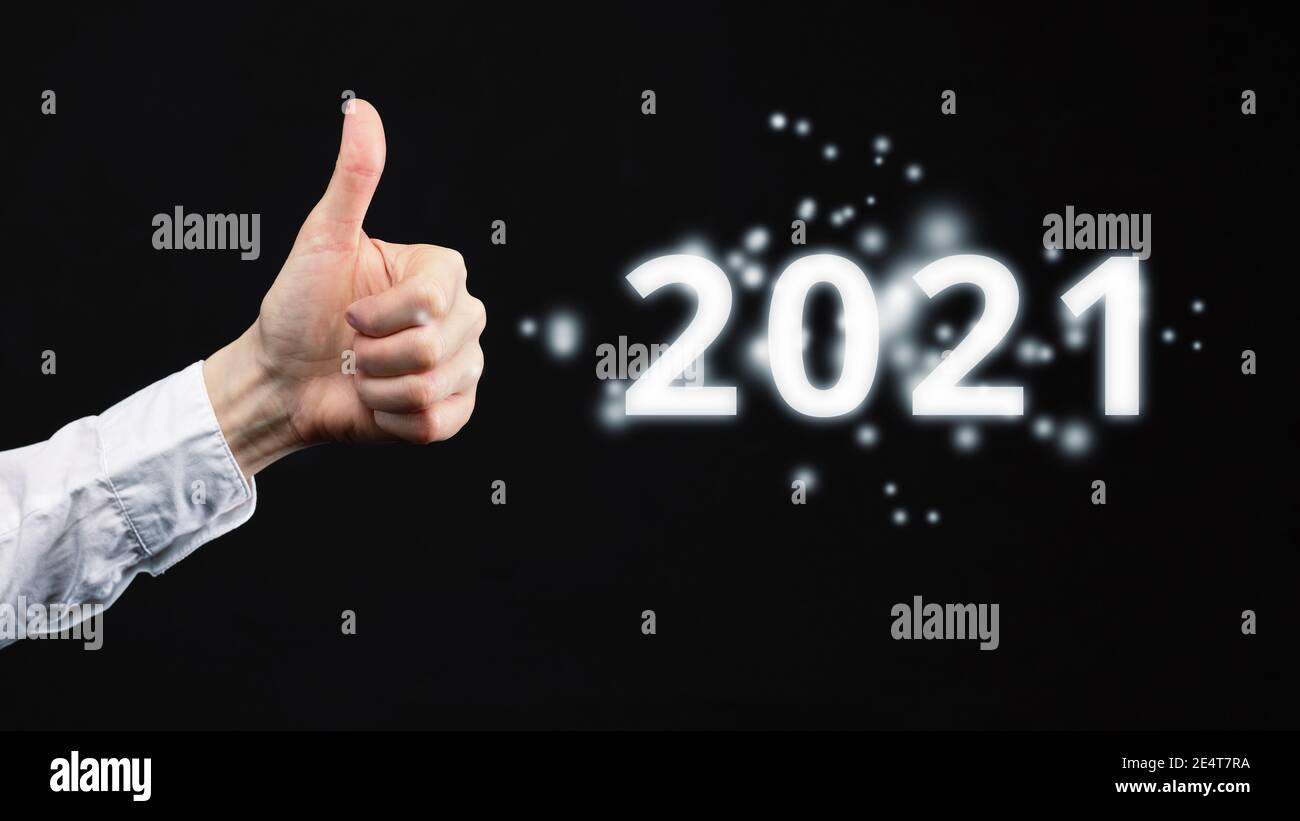 Gutes Notenkonzept für 2021. Hand zeigt Daumen nach oben Stockfoto