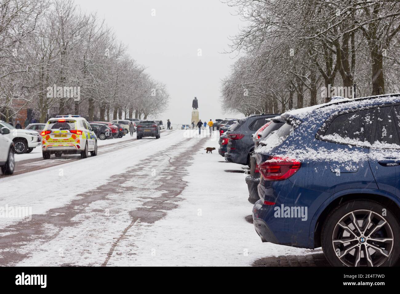 Menschen in Kraft halten soziale Distanzierung genießen die erste Schneefall in London im Jahr 2021 Stockfoto
