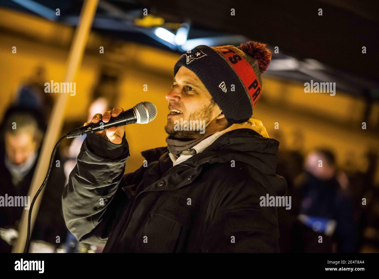 München, Bayern, Deutschland. Januar 2021. MARKUS HAINTZ von Querdenken. Nach einem Gerichtssieg mit dem Verwaltungsgerichtshof organisierte Markus Haintz von der Querdenken-Gruppe vor dem Verwaltungsgerichtshof in München eine Anti-Maske-, Anti-Corona-Massnahme-Demonstration. Etwa 250 waren anwesend und zeigten einen Sprung in Radikalisierung und Gewaltbereitschaft gegen Medienvertreter, wie er vor dem Ende der Trump-Ära nicht zu beobachten war. An einem Punkt wurden Medienvertreter überschwarmt, körperlich angegriffen und am Arbeiten gehindert, da sie von Th entfernt wurden Stockfoto