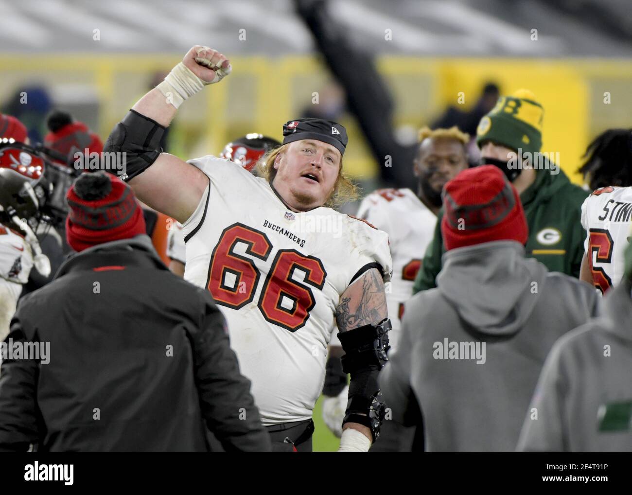 Green Bay, Usa. Januar 2021. Tampa Bay Buccaneers Center Ryan Jensen (66) feiert die Teams 31-26 wird über die Green Bay Packers für den NFC-Meisterschaft Titel im Lambeau Feld in Green Bay, Wisconsin am Sonntag, 24. Januar 2021. Die Tampa Bay Buccaneers besiegten die Green Bay Packers 31-26, um die NFC-Meisterschaft einzufangen. Foto von Mark Black/UPI Kredit: UPI/Alamy Live News Stockfoto