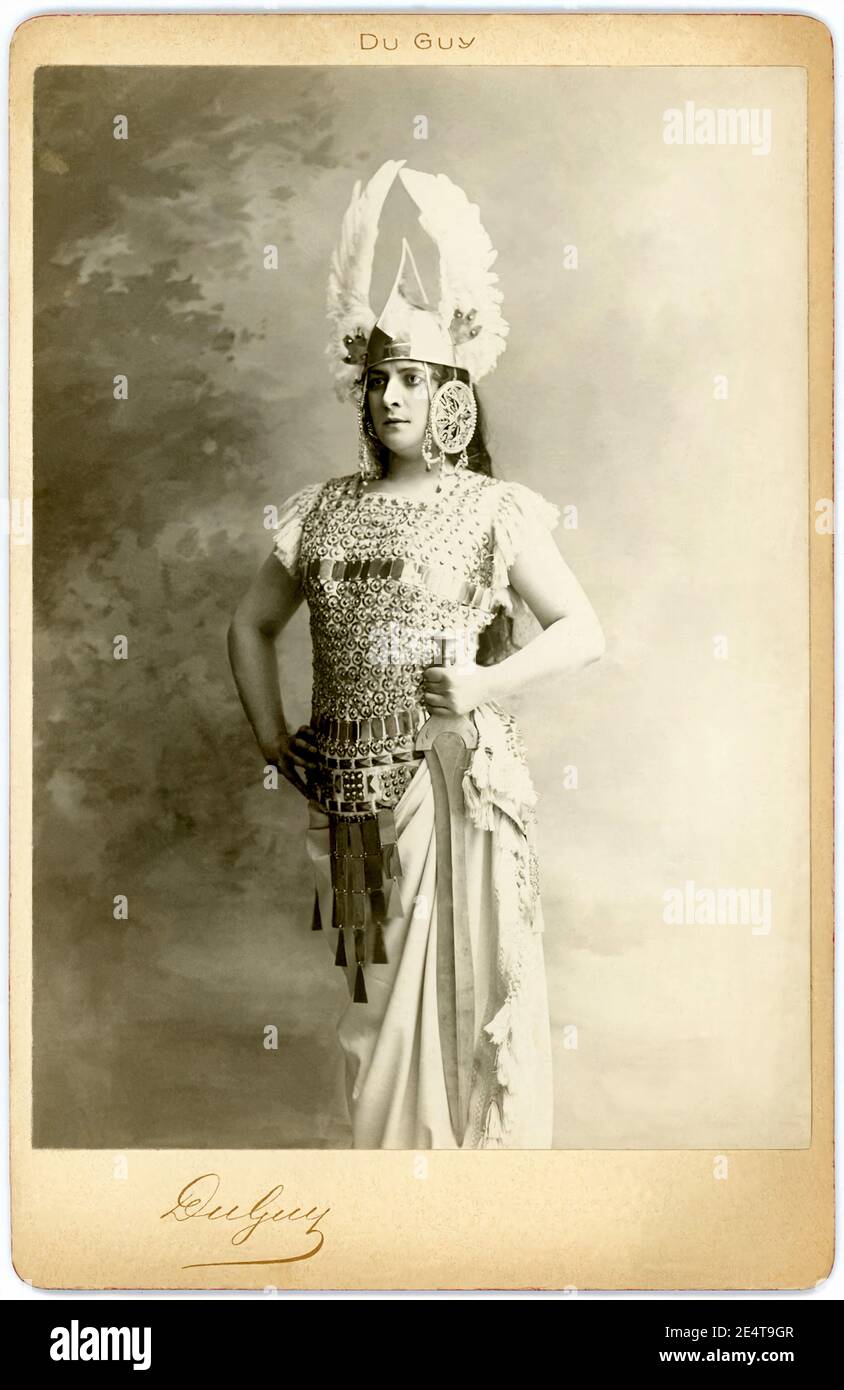 1895 Ca, Paris, FRANKREICH : die französische Theaterschauspielerin Eugenie Caroline SEGOND WEBER ( Segond-Weber , 1867 - 1945 ). Am 1. Juni 1887 trat sie der Comedie-Francaise bei und ihre Karriere als tragische Schauspielerin sollte bis 1944 andauern. Foto von Du Guy , Paris . - Kleidung - VALCHIRIA - VALKYRIE - VALKYR - TEATRO - THEATER - DIVA - DIVINA - VAMP - SEGOND-WEBER - FEMME FATALE - BELLE EPOQUE - KITSCH - CAMP - EXOTISCH - esotico - Glitzerkostüm aus Metall - weiß - bianco - Vestito abito metallico - maglia - Wings Helm - elmo con le ali - VIKING - vichingo - vichinghi - wikinger - spada - Schwert - Frau wa Stockfoto