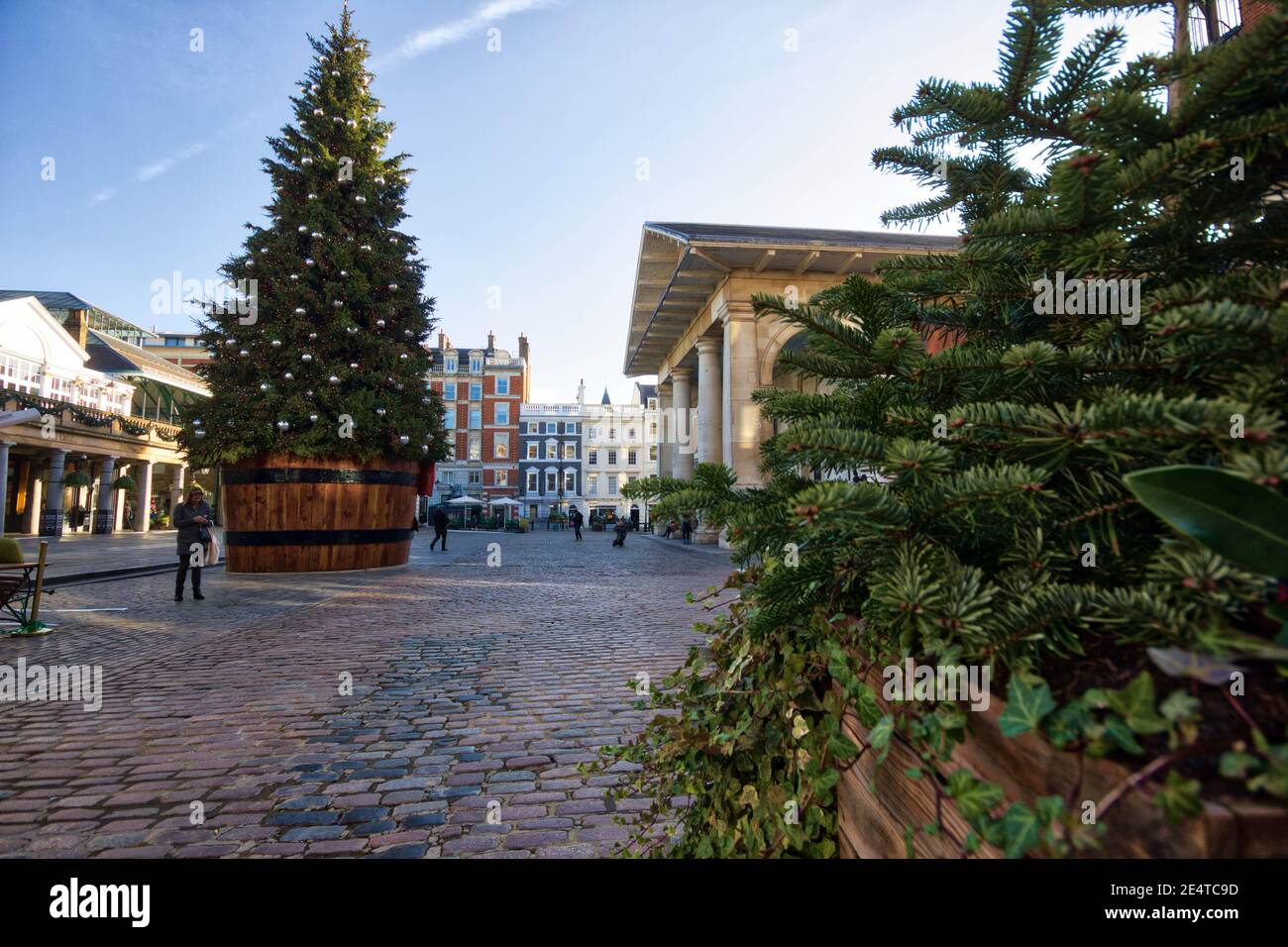 Riesige und hohe Weihnachten in Covent Garden London Stockfoto