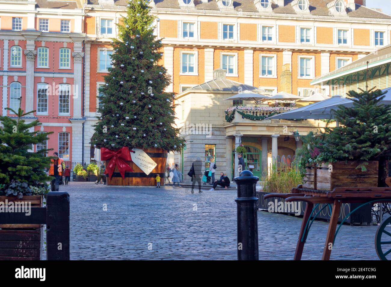 Riesige und hohe Weihnachten in Covent Garden London Stockfoto