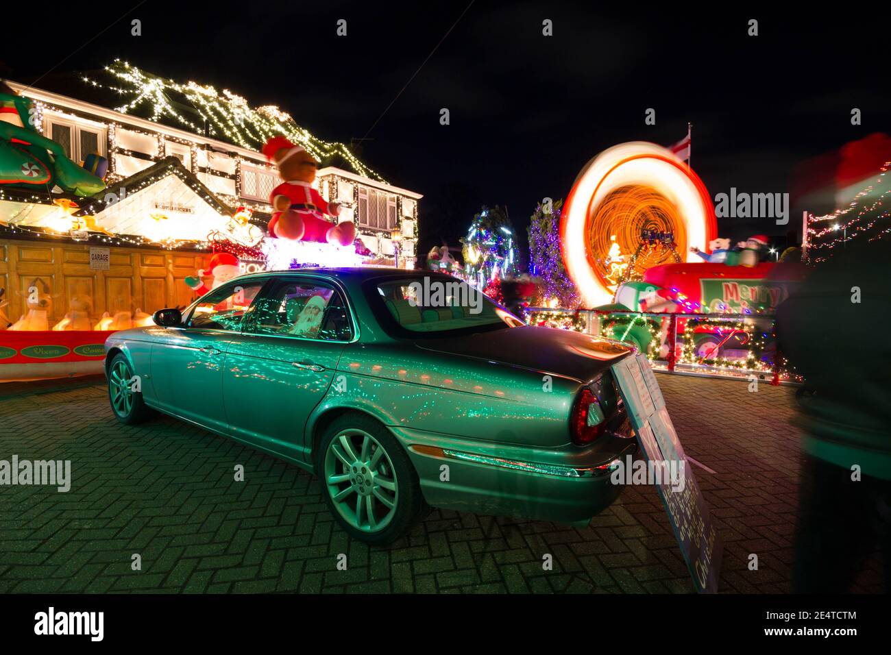 Familienauto leuchtet mit Weihnachtsbeleuchtung vor einem Haus In Bromley London Stockfoto