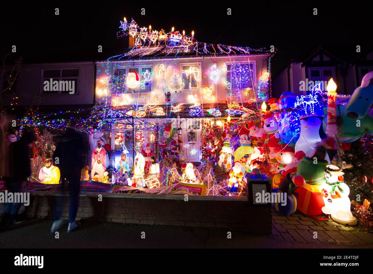 Weihnachtsbeleuchtung vor einem Haus in Bromley London Stockfoto