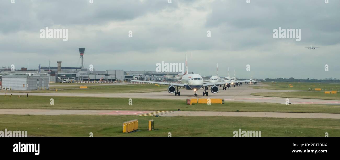 Flugzeuge, die sich für den Start am Flughafen anstellen Stockfoto