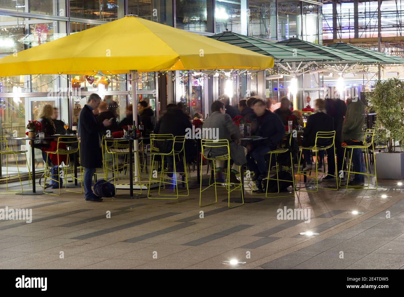 Büroangestellte tranken kurz, bevor sie zu Weihnachten NACH Hause IN canary Wharfinanical Centre, London Dockland, fuhren Stockfoto