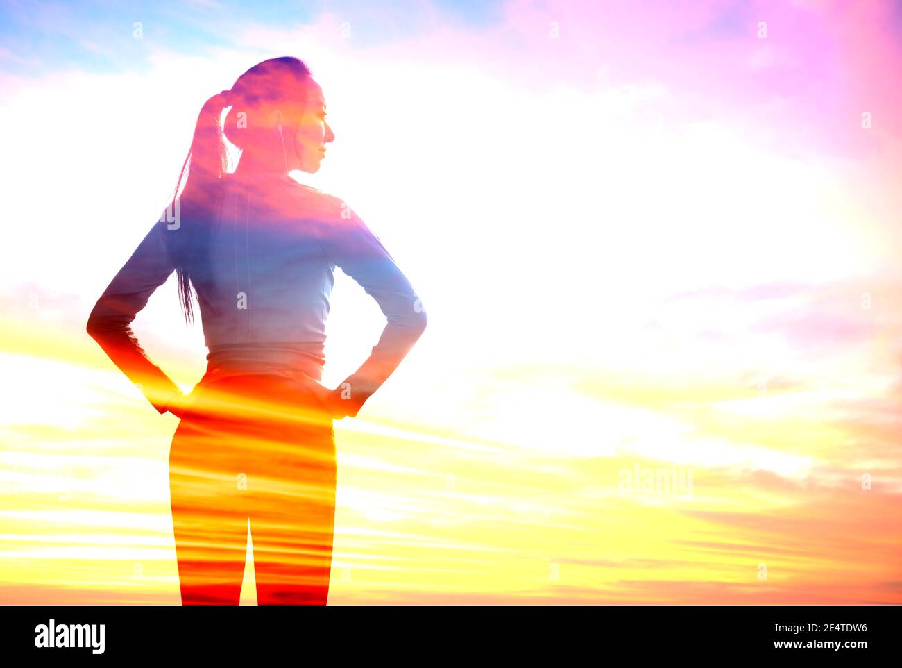 Doppelte Exposition von jungen sportlichen Frau mit bunten Sonnenuntergang Wolke Hintergrund Stockfoto