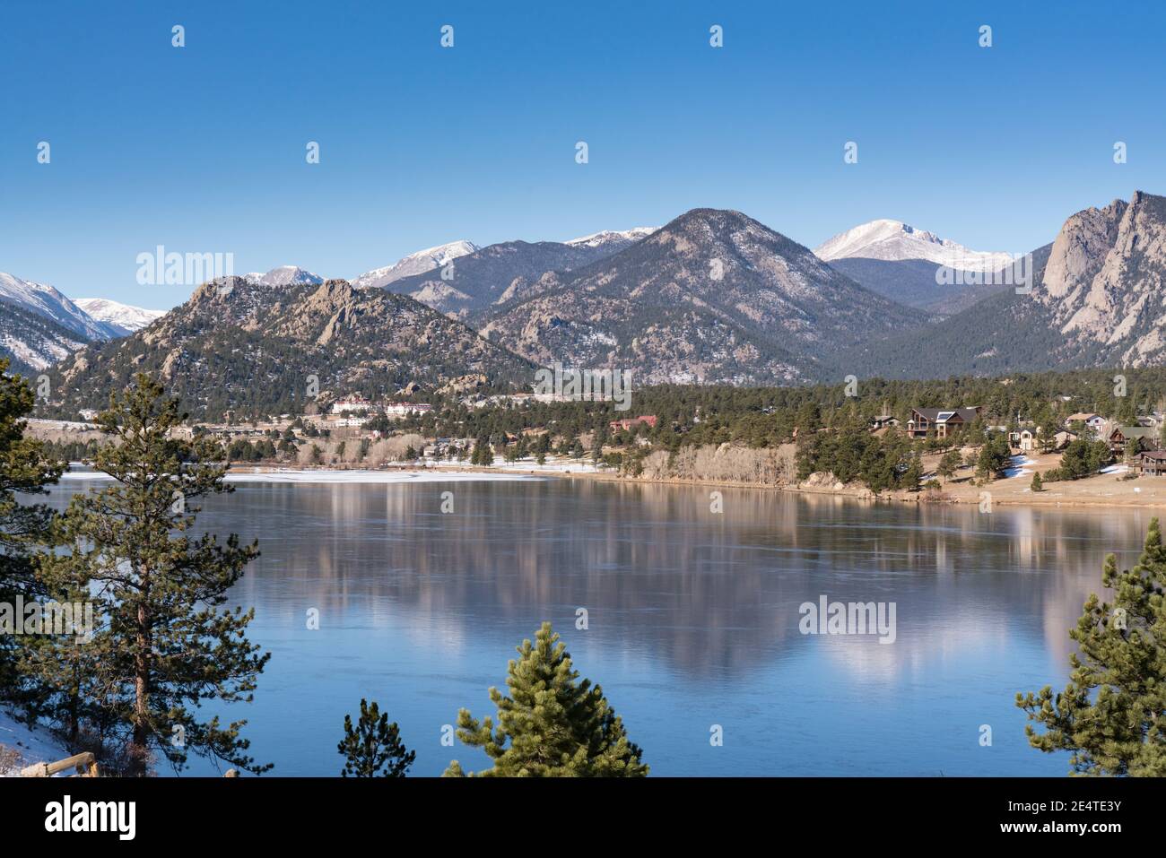 Estes Park, CO - 29. November 2020: Blick auf die Rocky Mountains und die Stadt Estes Park, Colorado von der anderen Seite des Estes-Sees Stockfoto