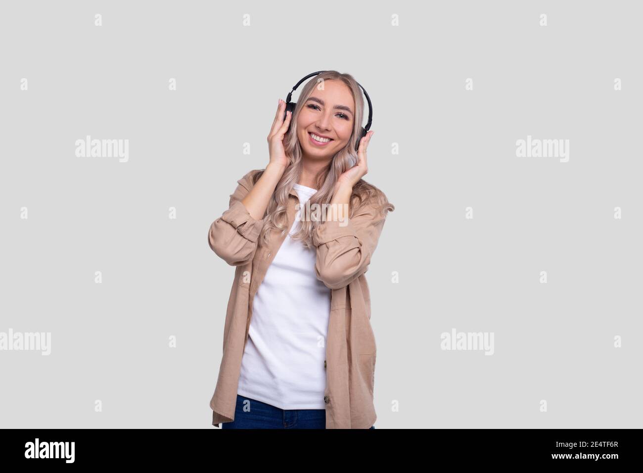 Girl Listening to Music genießt die Melodie. Mädchen Trägt Kopfhörer Isoliert Stockfoto