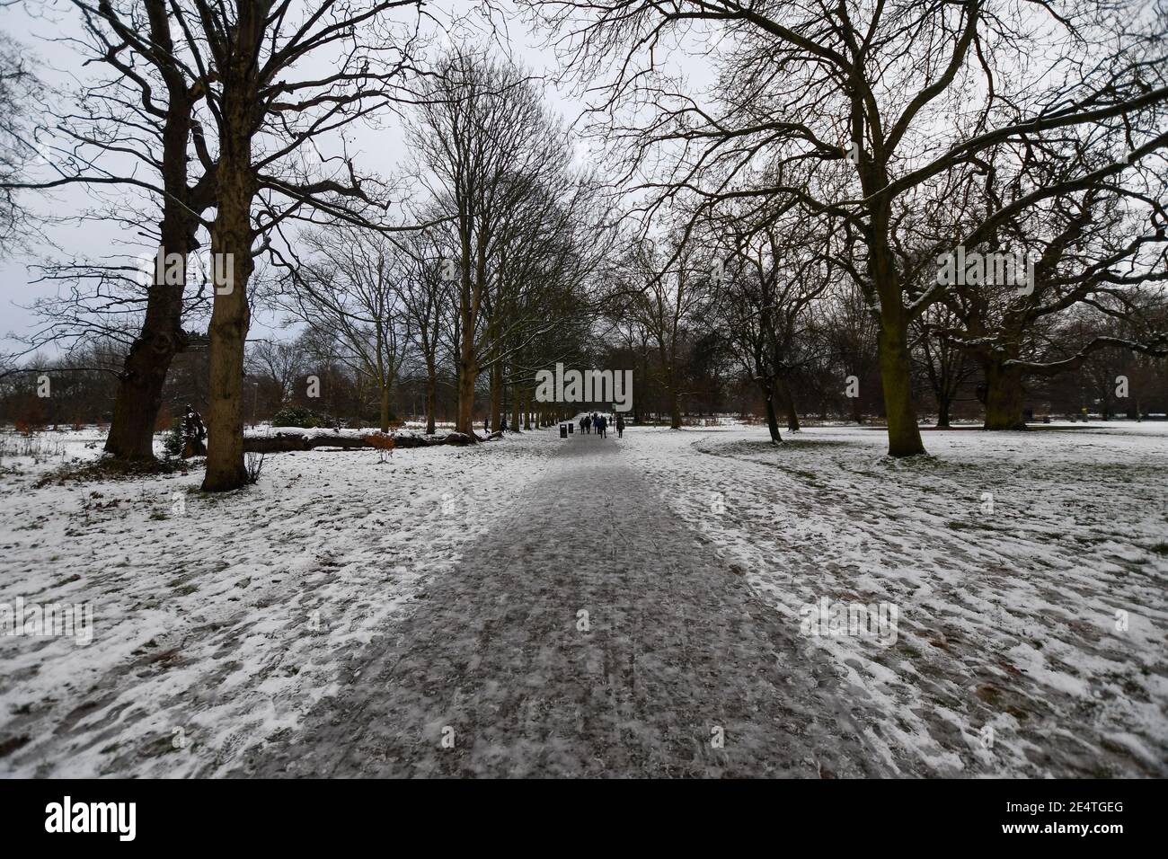 Erster Schneefall in Watford im Winter 2021. Innerhalb von 3 Stunden fielen 7 cm Schnee. Es gab eine Gelegenheit für viele Leute, in die Parks zu gehen, um das Winterwunderland zu erkunden. Soziale Distanzierung war ein muss, aber in einigen Bereichen gab es viele Leute. Stockfoto