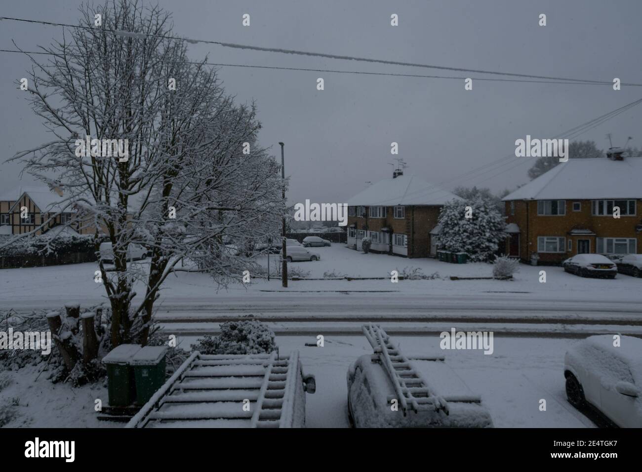Erster Schneefall in Watford im Winter 2021. Innerhalb von 3 Stunden fielen 7 cm Schnee. Es gab eine Gelegenheit für viele Leute, in die Parks zu gehen, um das Winterwunderland zu erkunden. Soziale Distanzierung war ein muss, aber in einigen Bereichen gab es viele Leute. Stockfoto