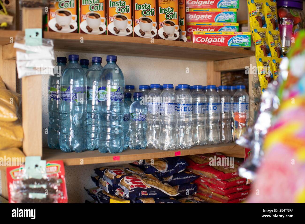 Plastikflaschen werden in einem kleinen Laden in San Pablo la Laguna, Guatemala, verkauft. Stockfoto