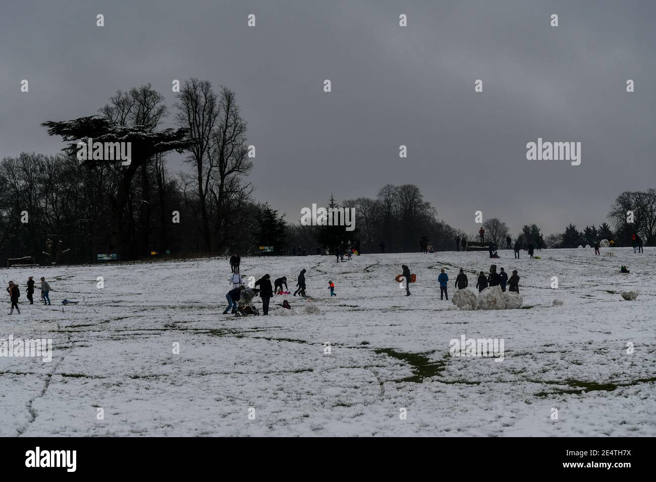Erster Schneefall in Watford im Winter 2021. Innerhalb von 3 Stunden fielen 7 cm Schnee. Es gab eine Gelegenheit für viele Leute, in die Parks zu gehen, um das Winterwunderland zu erkunden. Soziale Distanzierung war ein muss, aber in einigen Bereichen gab es viele Leute. Stockfoto