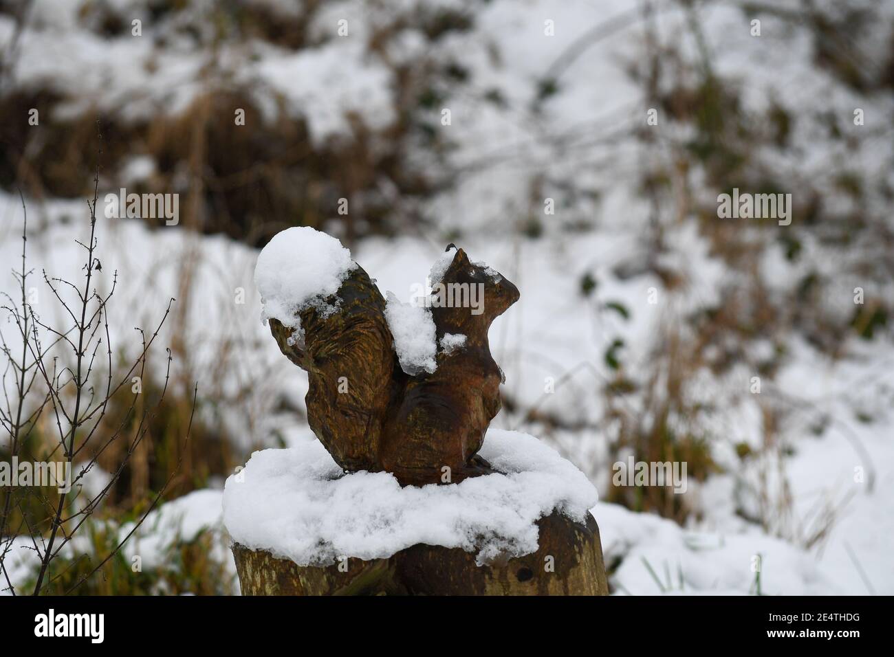 Erster Schneefall in Watford im Winter 2021. Innerhalb von 3 Stunden fielen 7 cm Schnee. Es gab eine Gelegenheit für viele Leute, in die Parks zu gehen, um das Winterwunderland zu erkunden. Soziale Distanzierung war ein muss, aber in einigen Bereichen gab es viele Leute. Stockfoto