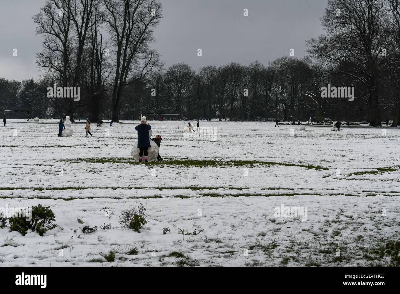Erster Schneefall in Watford im Winter 2021. Innerhalb von 3 Stunden fielen 7 cm Schnee. Es gab eine Gelegenheit für viele Leute, in die Parks zu gehen, um das Winterwunderland zu erkunden. Soziale Distanzierung war ein muss, aber in einigen Bereichen gab es viele Leute. Stockfoto