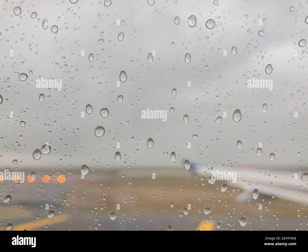 Nahaufnahme vieler Wassertropfen im KIX Internationaler Flughafen in Japan Stockfoto