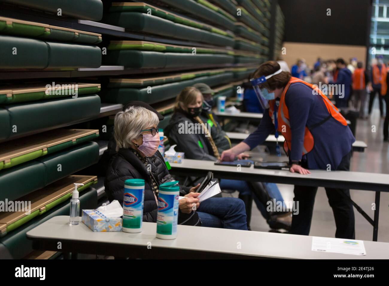 Seattle, Washington, USA. Januar 2021. Patienten warten darauf, dass sie keine Reaktion haben, nachdem sie ihre Injektion in einer Pop-up-Impfstoffklinik COVID-19 im Amazon-Hauptquartier in Seattle erhalten haben. Amazon hat sich mit Virginia Mason Franciscan Health zusammengetan, um 2,000 Washingtonier zu impfen, die sich derzeit für eine Impfung nach den staatlichen COVID-19-Impfphasen-Richtlinien qualifizieren. Quelle: Paul Christian Gordon/Alamy Live News Stockfoto