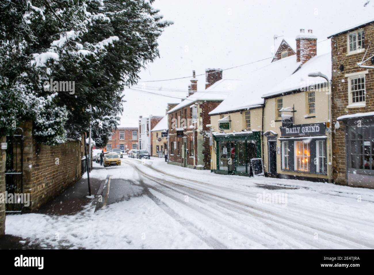 OAKHAM/RUTLAND, ENGLAND- 24. JANUAR 2021: Kirchenstraße in Oakham an einem verschneiten Tag Stockfoto