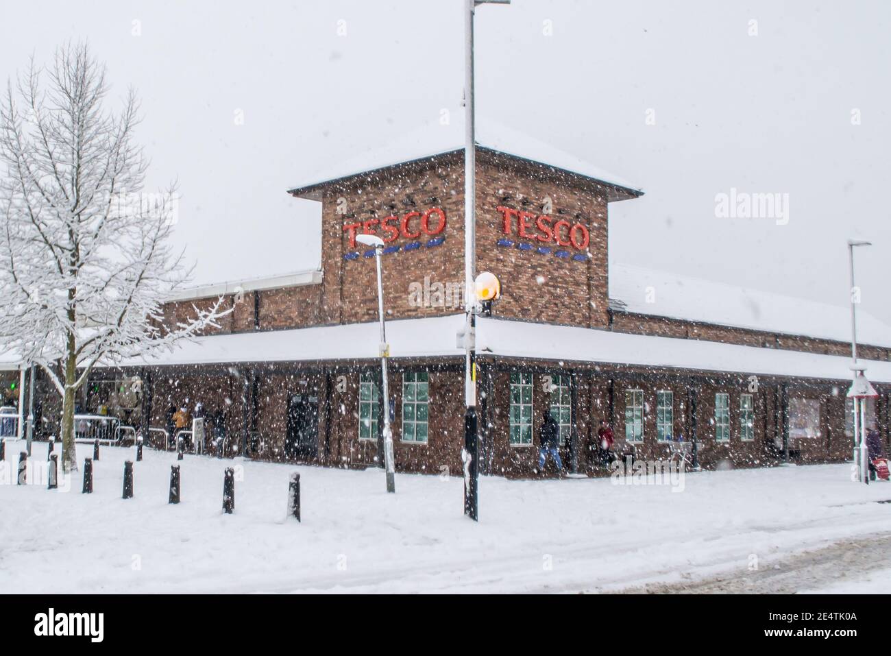 OAKHAM/RUTLAND, ENGLAND- 24. JANUAR 2021: Oakham TESCO Supermarkt an einem verschneiten Tag Stockfoto