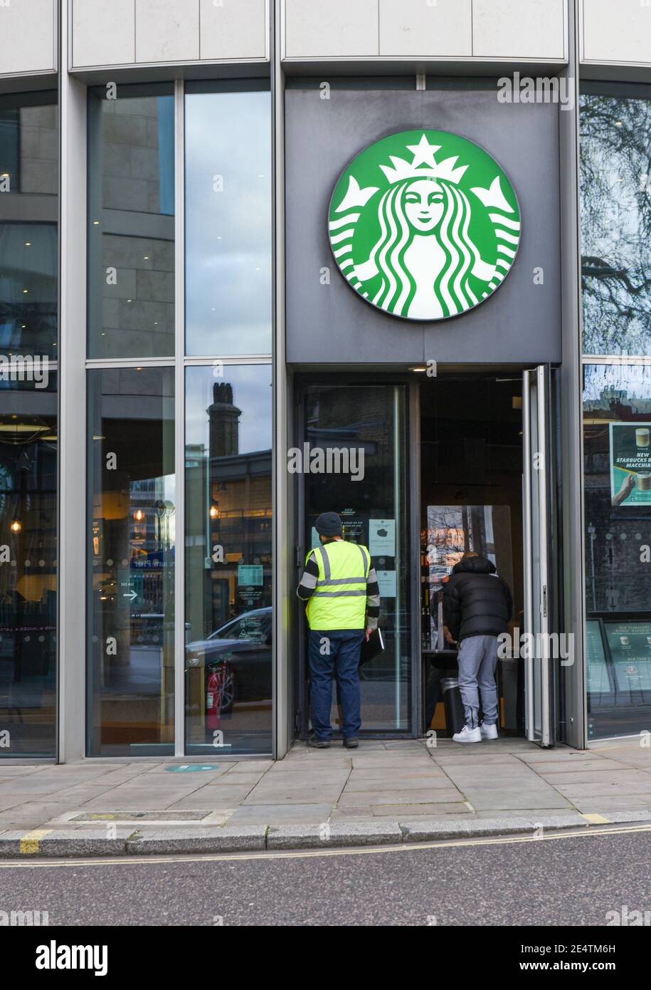 London, Großbritannien. Januar 2021. Starbucks Kaffee-Logo in einer ihrer Filialen im Zentrum von London. Kredit: SOPA Images Limited/Alamy Live Nachrichten Stockfoto