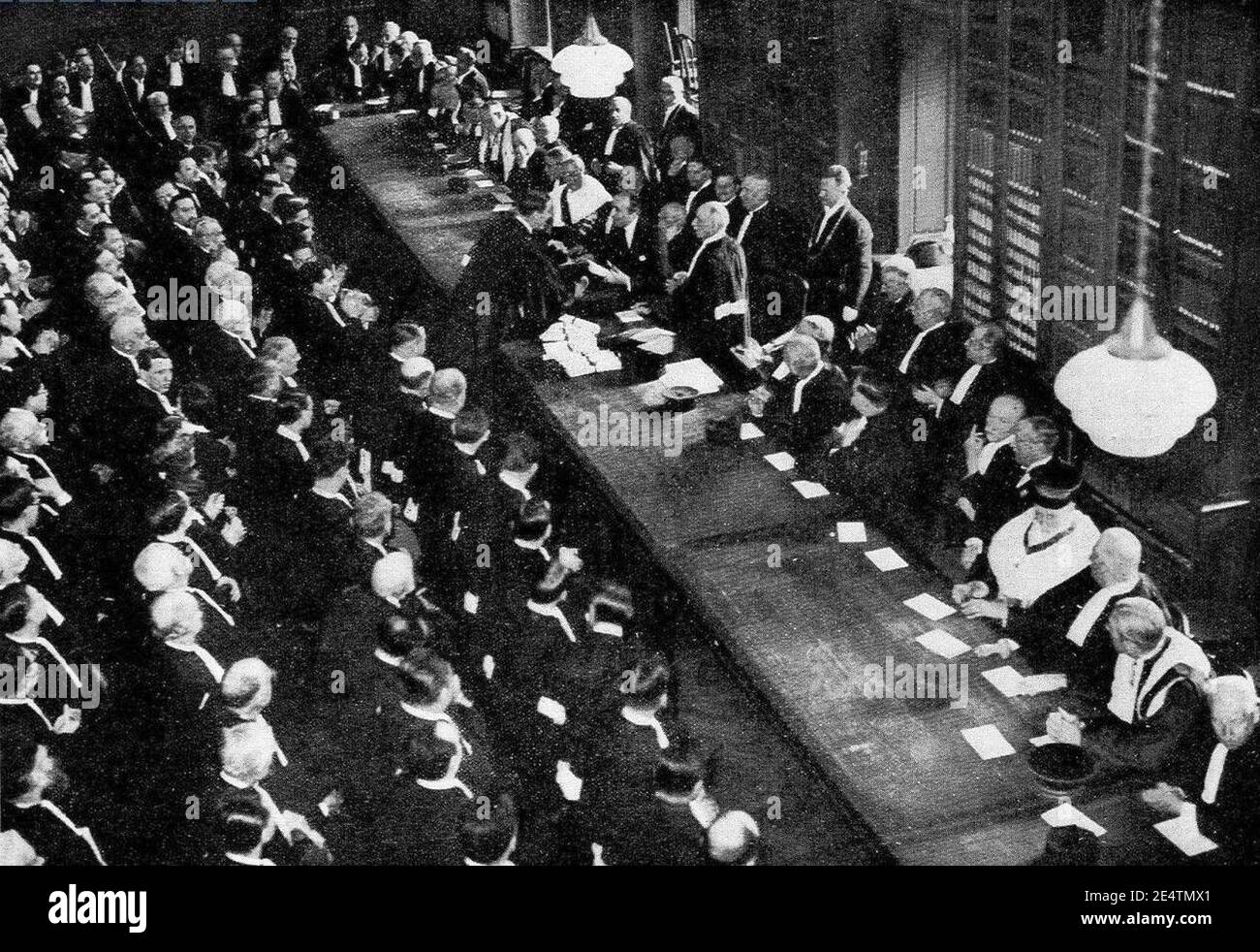 Maìtre René Bondoux, Premier Secrétaire, reçoit les félicitations du Garde des Sceaux (Januar 1933). Stockfoto