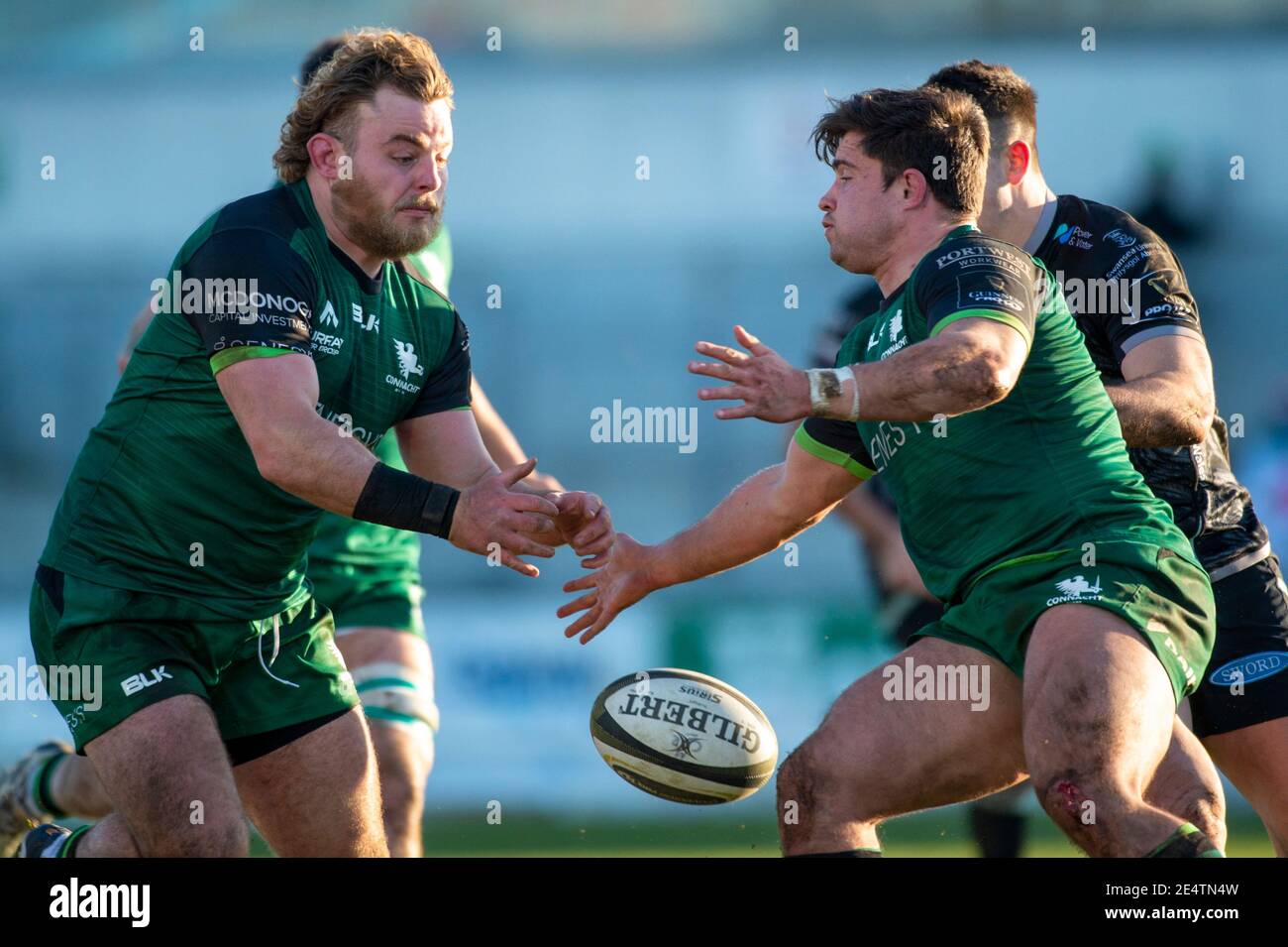 Galway, Irland. Januar 2021. Finlay Bealham von Connacht und Dave Heffernan von Connacht während des Guinness PRO14 Runde 8 Match zwischen Connacht Rugby und Ospreys auf dem Sportplatz in Galway, Irland am 24. Januar 2021 (Foto von Andrew SURMA/SIPA USA) Kredit: SIPA USA/Alamy Live News Stockfoto