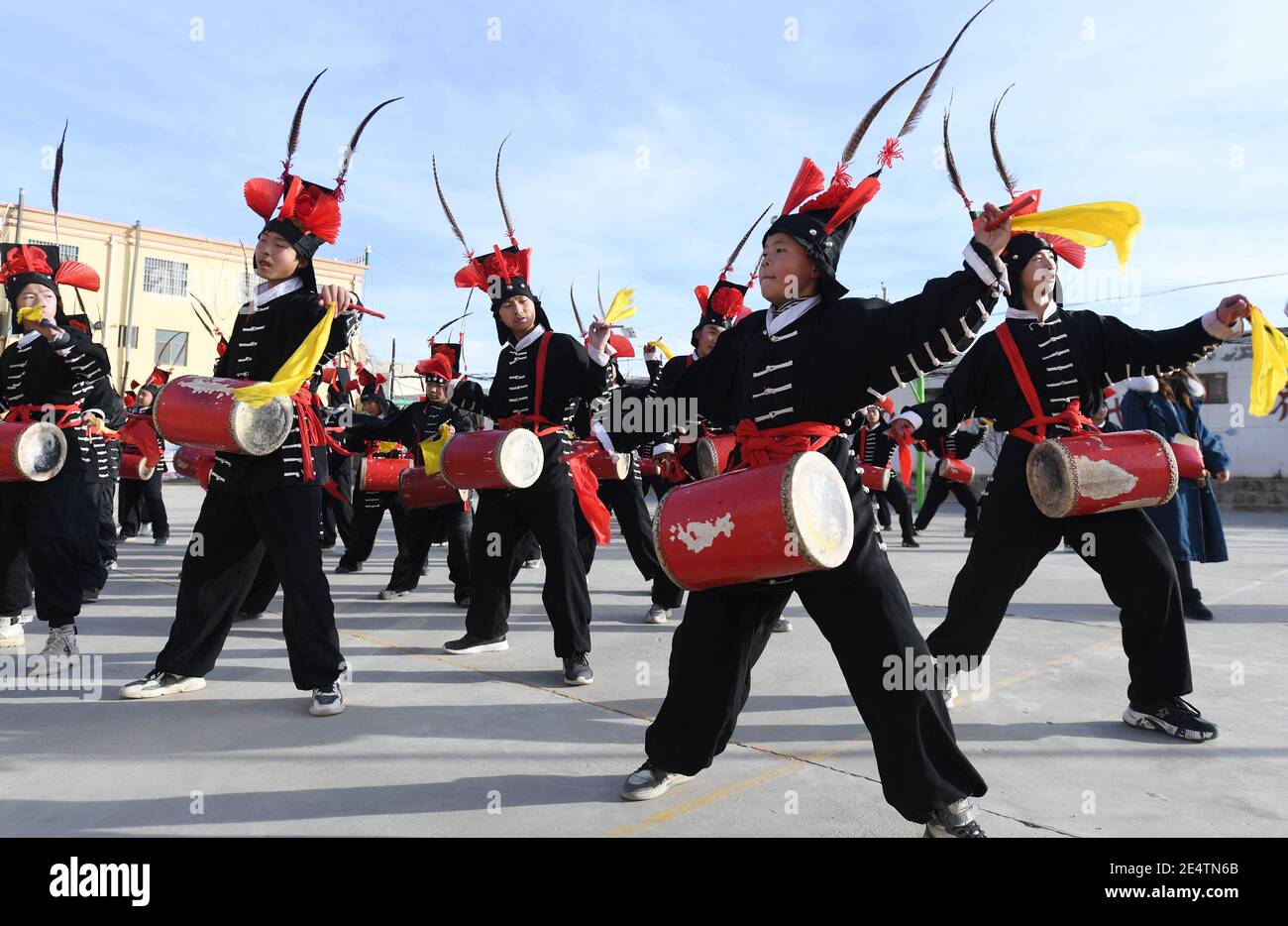 Wuwei, China. Januar 2021. Die Mittelschüler spielen am 21. Januar 2021 den traditionellen Liangzhou-Trommeltanz in Wuwei, Gansu, China.(Foto: TPG/cnsphotos) (Foto: Top Photo/Sipa USA) Quelle: SIPA USA/Alamy Live News Stockfoto