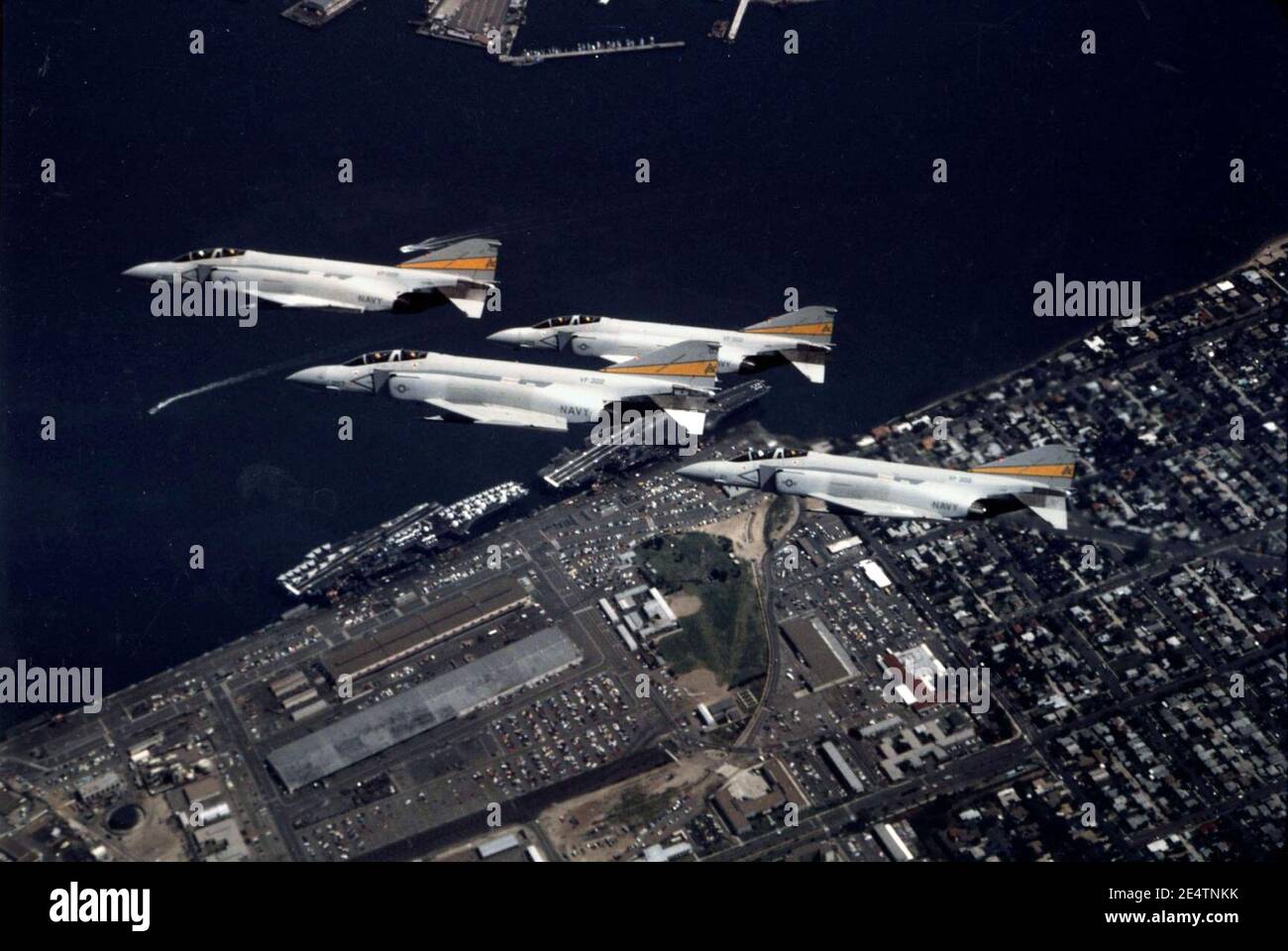 McDonnell Douglas F-4S Phantom IIS von VF-302 im Flug über NAS North Island, Kalifornien (USA) am 27. März 1981 (NNAM.1996.253.7310.004). Stockfoto