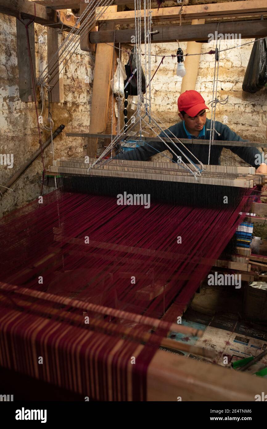 Weaver arbeitet an einem Webstuhl in Cantel, Guatemala, Mittelamerika. Stockfoto