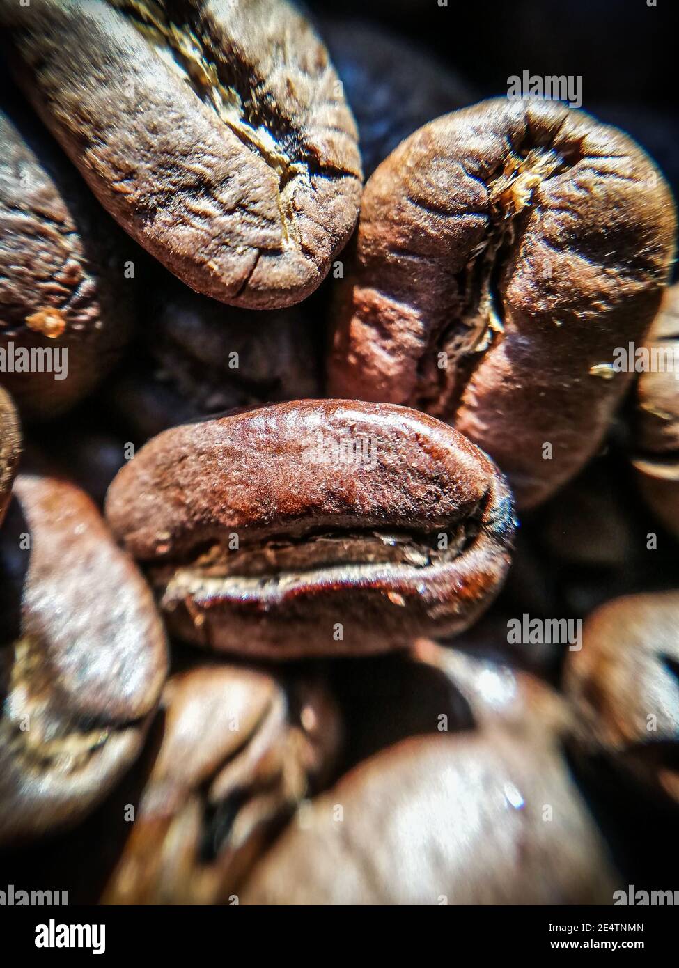 Geröstete Kaffeebohnen in Nahaufnahme. Die Gruppe der Objets, der Nahrung, des Stilllebens, der Ernährung, der Bohnen Stockfoto