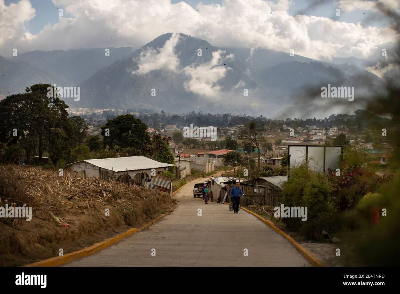 Dorflandschaft mit Bergen in Cantel, Guatemala, Mittelamerika. Stockfoto
