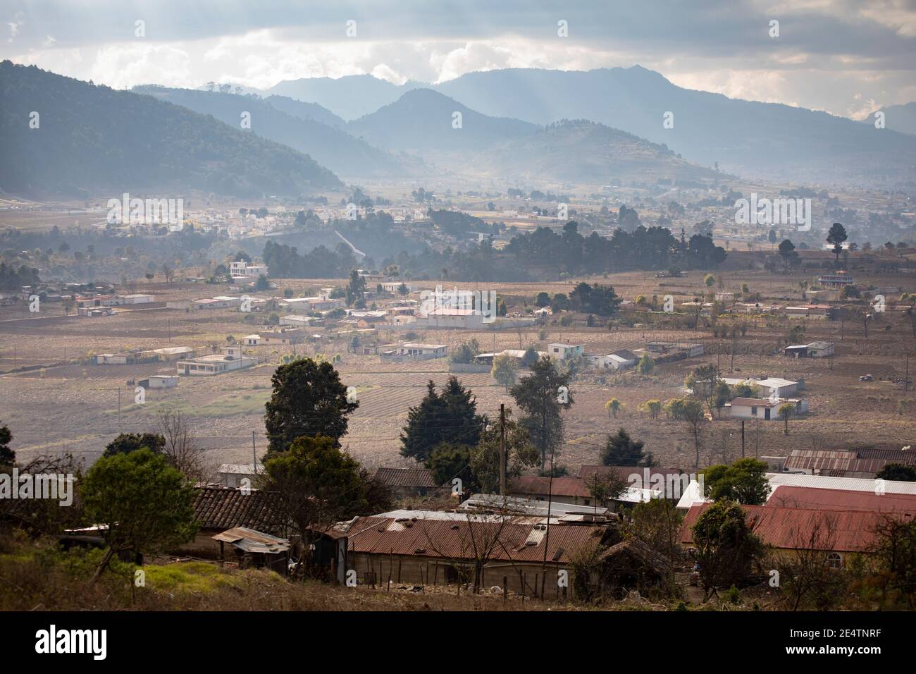 Dorflandschaft mit Bergen in Cantel, Guatemala, Mittelamerika. Stockfoto